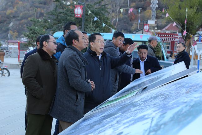 11、張學(xué)武董事長考察迪慶州阿墩子古城規(guī)劃建設(shè)情況_副本.jpg