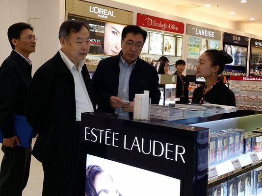 國有重點大型企業(yè)監(jiān)事會趙小平主席一行考察瑞麗、畹町兩家免稅店