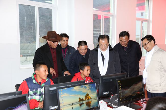 10、張學(xué)武董事長一行在集團(tuán)捐助的德欽縣“希望之星”電腦室考察，并饒有興致地教授學(xué)生使用搜索引擎_副本.jpg