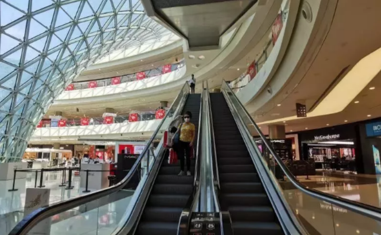 【中國(guó)免稅人在行動(dòng)?一線直擊篇】之十一：這家店恢復(fù)營(yíng)業(yè)，吸引超過1億人在線看直播！